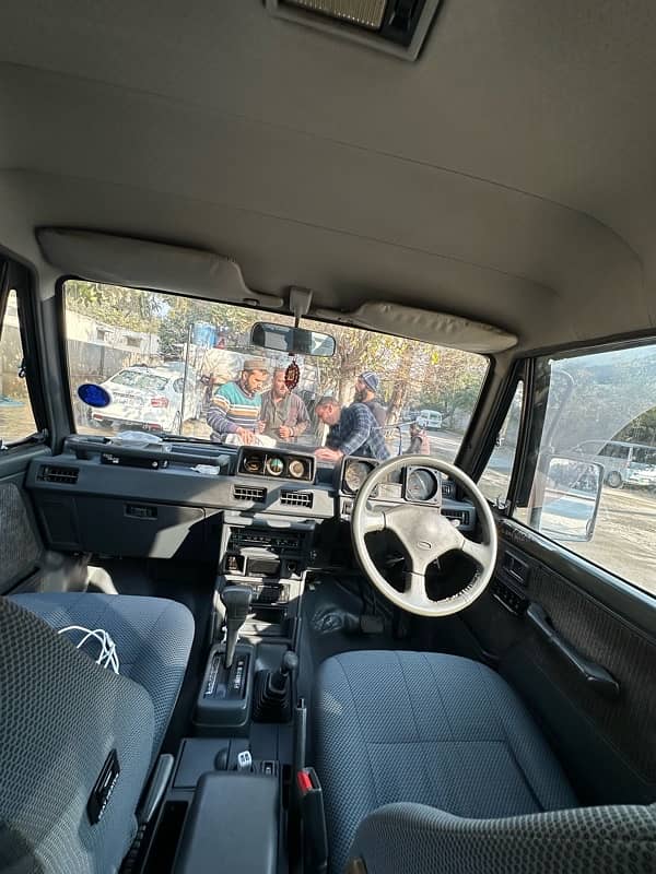 Mitsubishi Pajero 1989 13