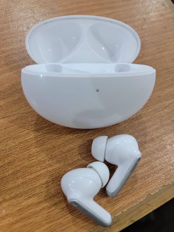 Hilink H5 WIRELESS CHARGING and Noise Cancelling Earbuds 2