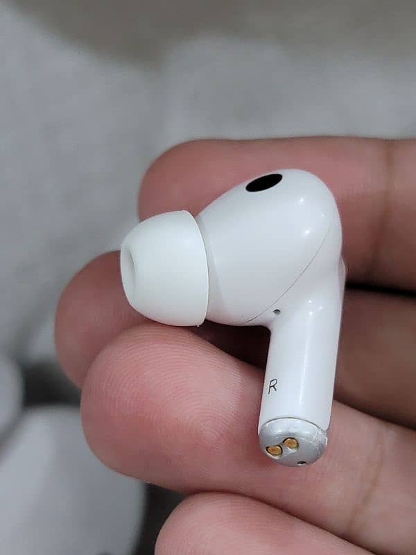 Hilink H5 WIRELESS CHARGING and Noise Cancelling Earbuds 3