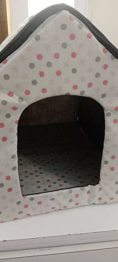 Cat house and scratch board - Unused items for urgent