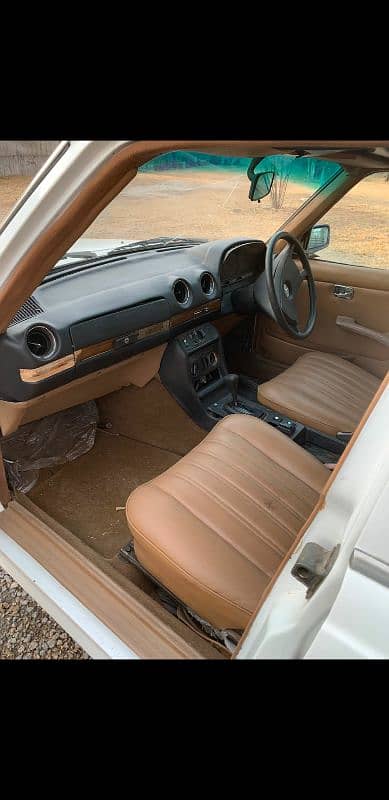 Mercedes W123  Petrol Automatic   1982 4
