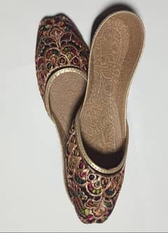 Women's Velvet Embroidered Khussa