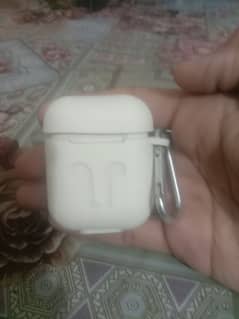 i12 airpods chalti condition hai pouch bhi hai sath