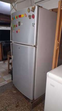 Boht achi halat me full size fridge dowalance