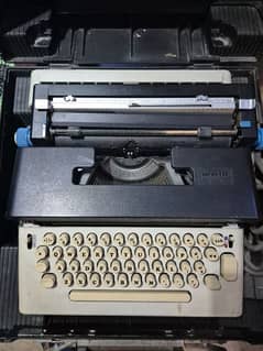 Olivetti Vintage typewriter 100% Original with Case 10/10 condition