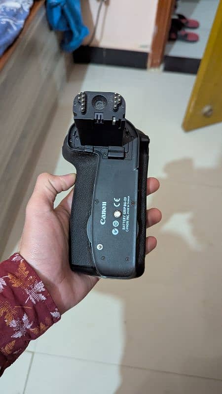 Canon BG-E9 Battery Grip for EOS 60D,6D 0