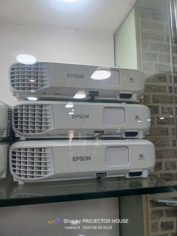 WE HAVE ALL KINDS OF PROJECTORS AVAILBLE IN DUBAI IMPORT 03152965654 2