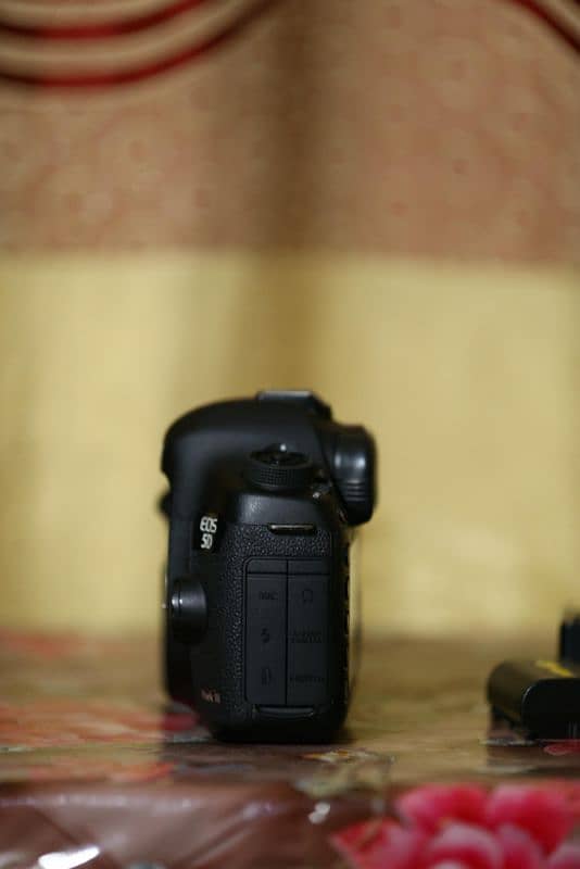Canon 5D mark III wait 3 betrys and charger 1