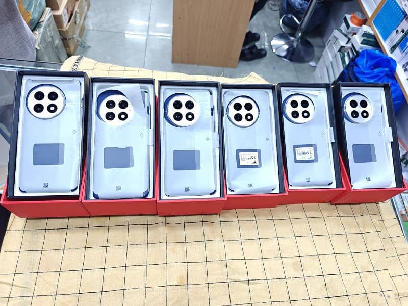 google pixel 8 pro 12/512 Blue PTA, OnePlus 13 16/512 Global dual box 3