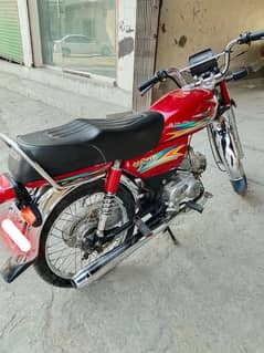 Metro bike 70cc tanki tapy orejhnl hain.