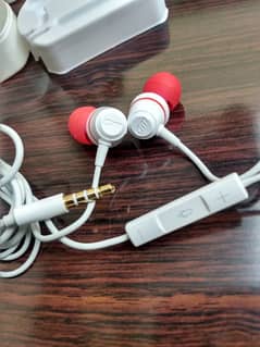 Accessories / Dolby Audio for high-quality sound Stylish red and white