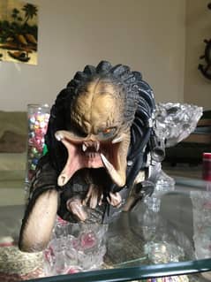 Diamond select display piece predator bust highly detailed.