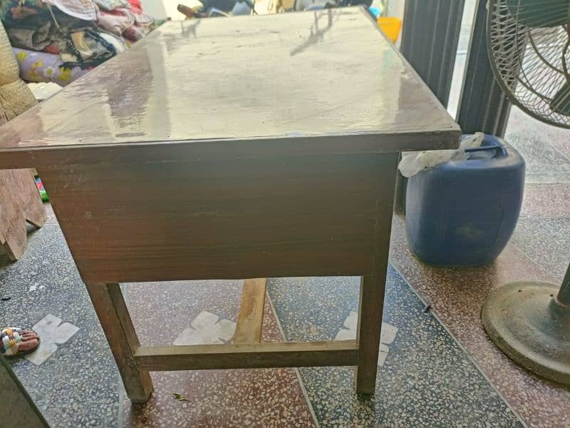 table for sale. computer k liya office k liya use ho skti hay 6