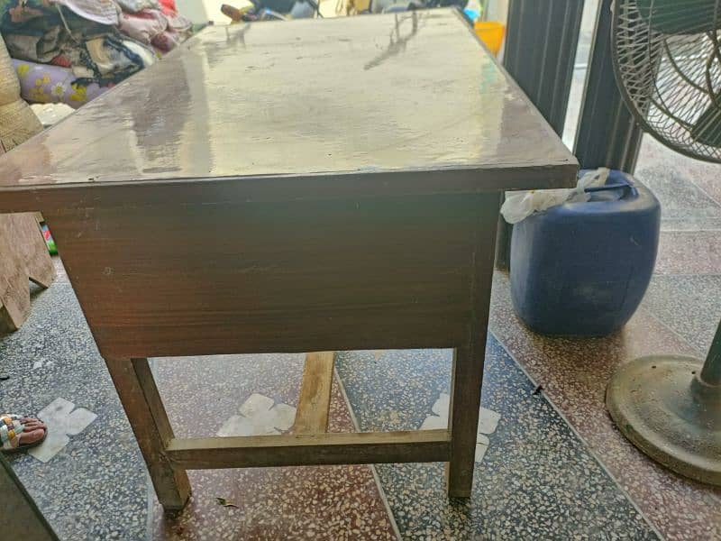 table for sale. computer k liya office k liya use ho skti hay 7