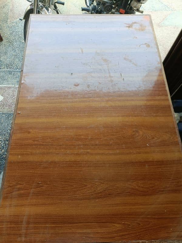 table for sale. computer k liya office k liya use ho skti hay 8