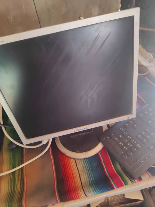 full computer CPU , Lcd ,Mouse ,Keyboard ,Speaker &all kinds of wires 2