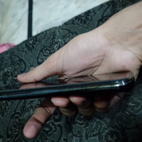 The IPhone XS max 4
