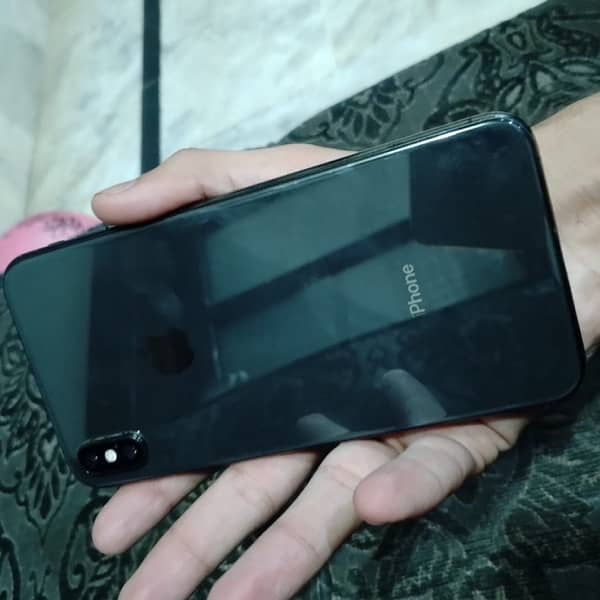 The IPhone XS max 5
