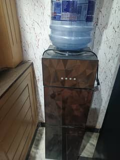 Pel water dispenser