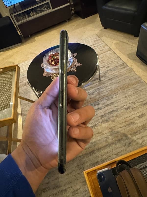 11 pro max in very good condition 256 GB PTA approved 1