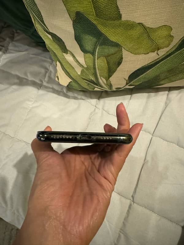 11 pro max in very good condition 256 GB PTA approved 3