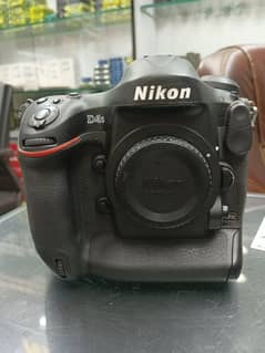 Nikon D4s DSLR camera with original charger strap battery