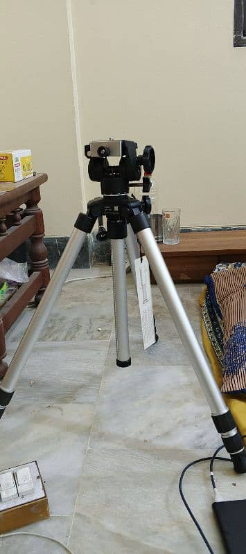 Tripod For. O professional Use 1