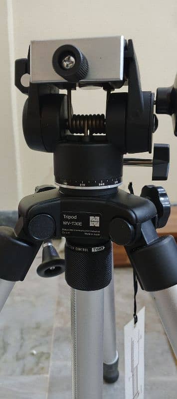 Tripod For. O professional Use 2