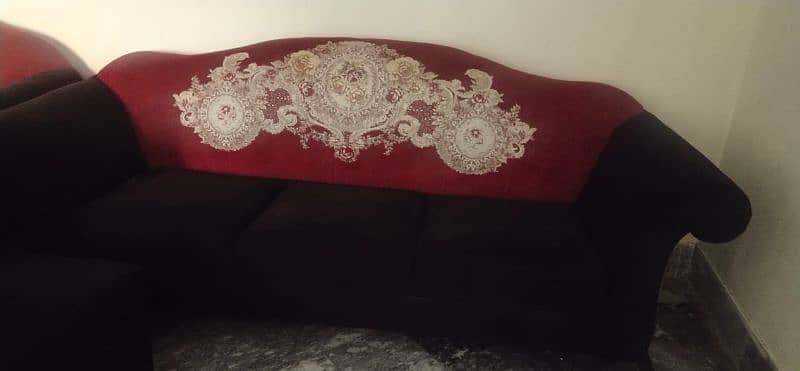 Used like new 3+2+1 seater sofa set in black and red color 1