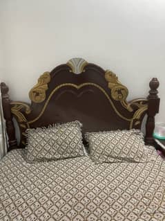 Kong size bed set with wooden almari