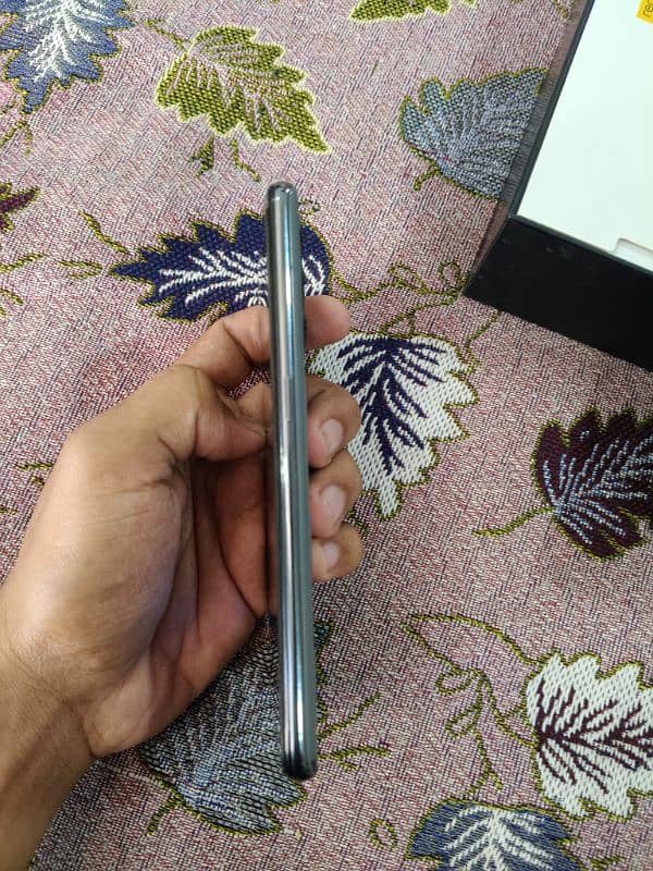 Real Me GT Master Edition Mobile One Hand Use 2
