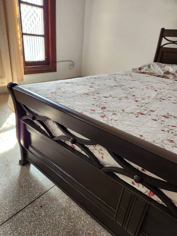 Bed and Dressing Table for Sale 3