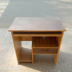 Computer table in very good condition for sale