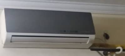 Mitsubishi Ac 1 ton koi bi masla nhi ha Ac may bilkul perfect chalta.