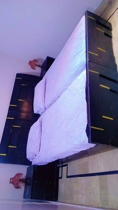 Heavy wooden 2 single Beds with 2 side tables for sale 2