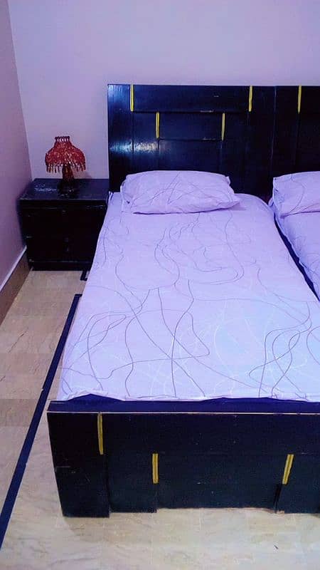 Heavy wooden 2 single Beds with 2 side tables for sale 3