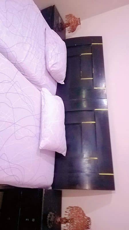 Heavy wooden 2 single Beds with 2 side tables for sale 4