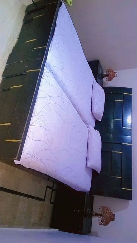 Heavy wooden 2 single Beds with 2 side tables for sale 7