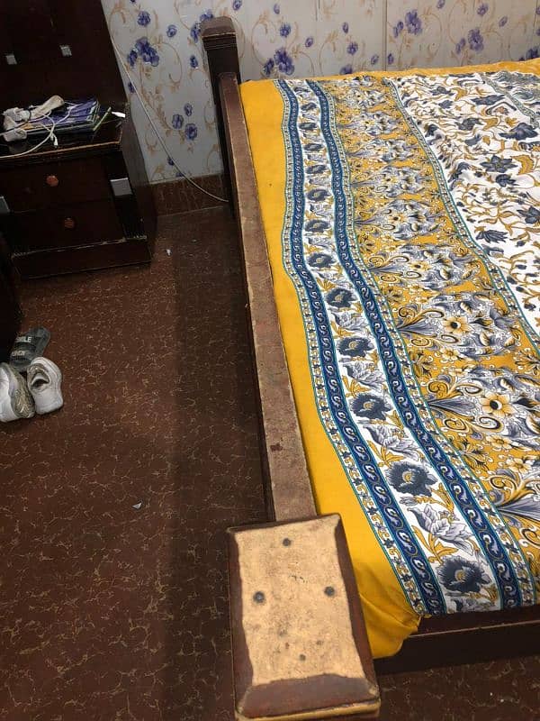 King size bed for sale 10/10 condition with mattress 5