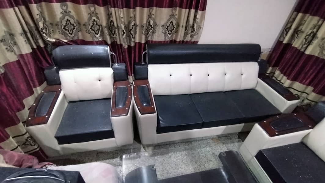 5 Seater Sofa 3+1+1 like as new with one table 5
