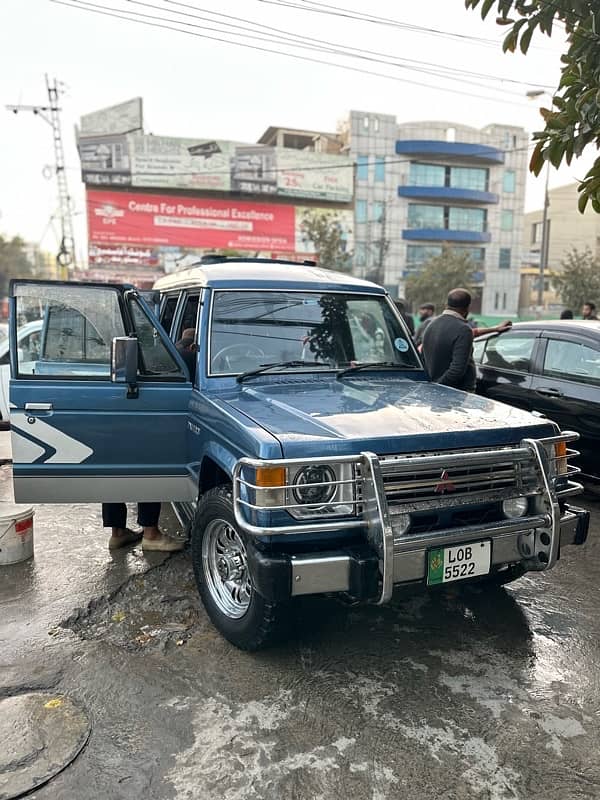 Mitsubishi Pajero 1989 16