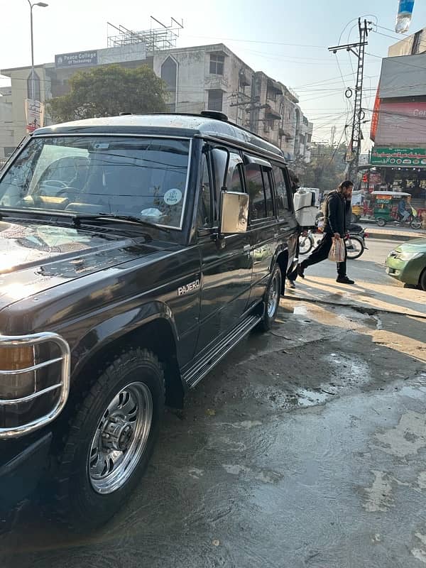 Mitsubishi Pajero 1989 17