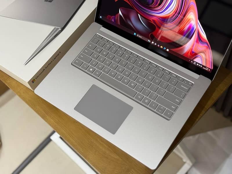Microsoft SURFACE LAPTOP 3 (10th Gen) RYZEN 5 VEGA 9 GRAPHICS 3