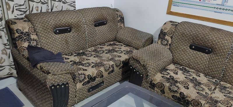 6 seater luxury sofa set with center table. 3