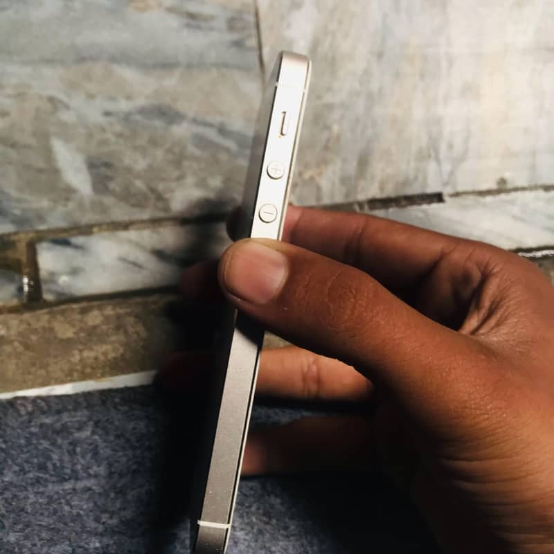 apple iphone 10/10 condition ip5s non pta all ok set hai. 1
