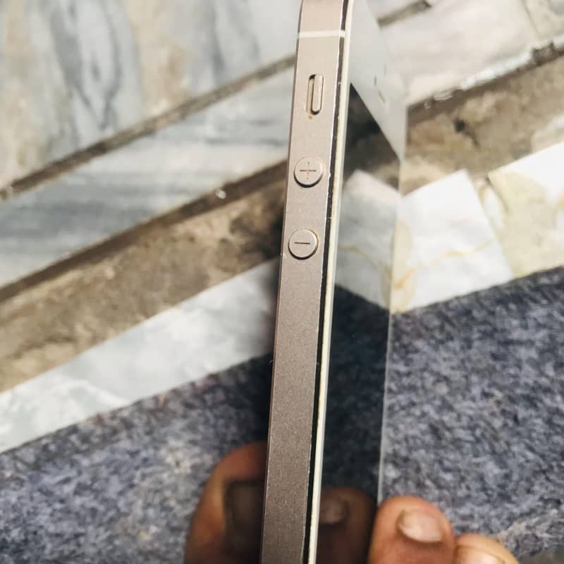 apple iphone 10/10 condition ip5s non pta all ok set hai. 5