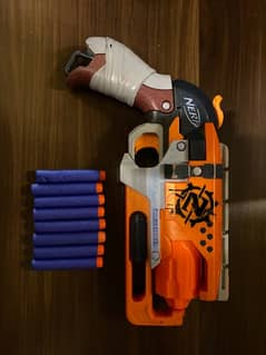 NERF ZOMBIESTRIKE BLASTER 8BULLETS INCLUDED