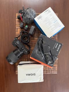 SONY (a6400) WITH LENSE, CARD, MIC, 2 BATTERIES, 2 CHARGERS