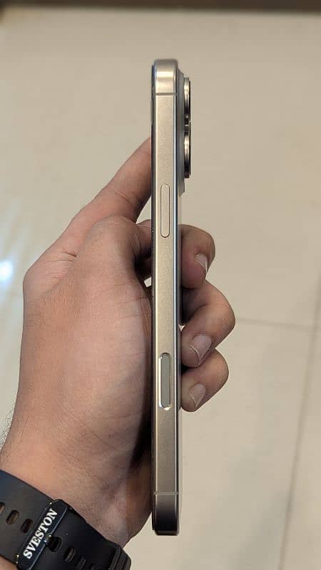 iPhone 16 Pro Max 1