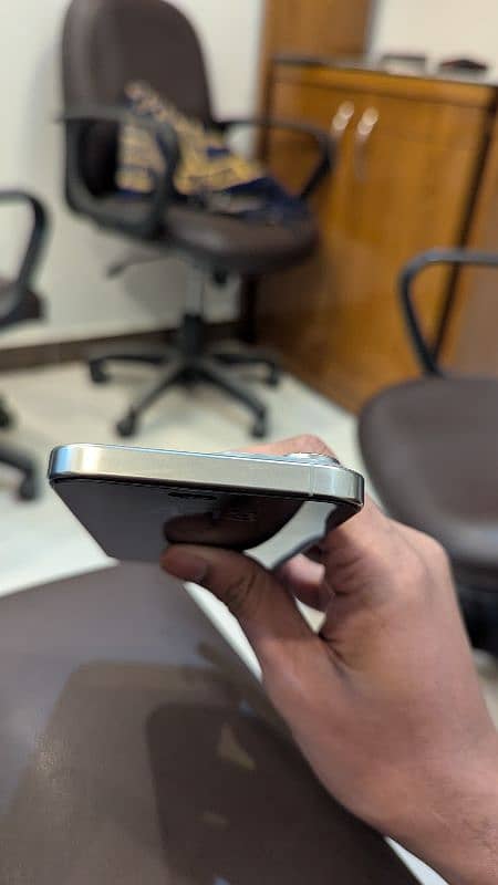 iPhone 16 Pro Max 4
